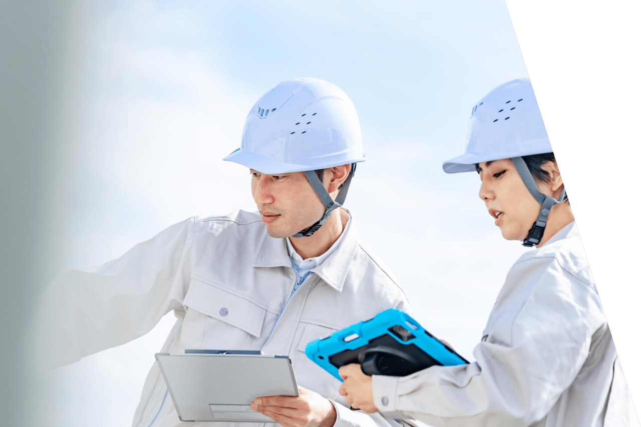 確認している従業員の画像