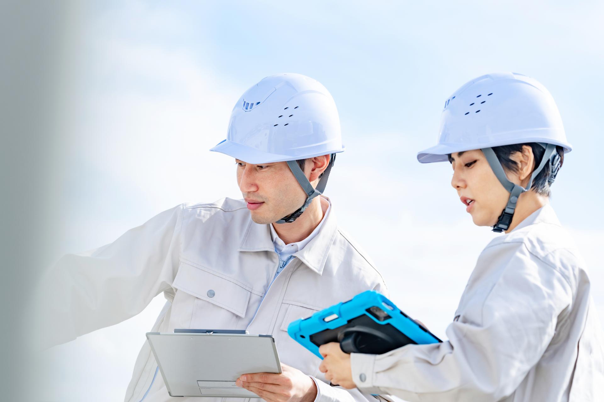 確認している従業員の画像